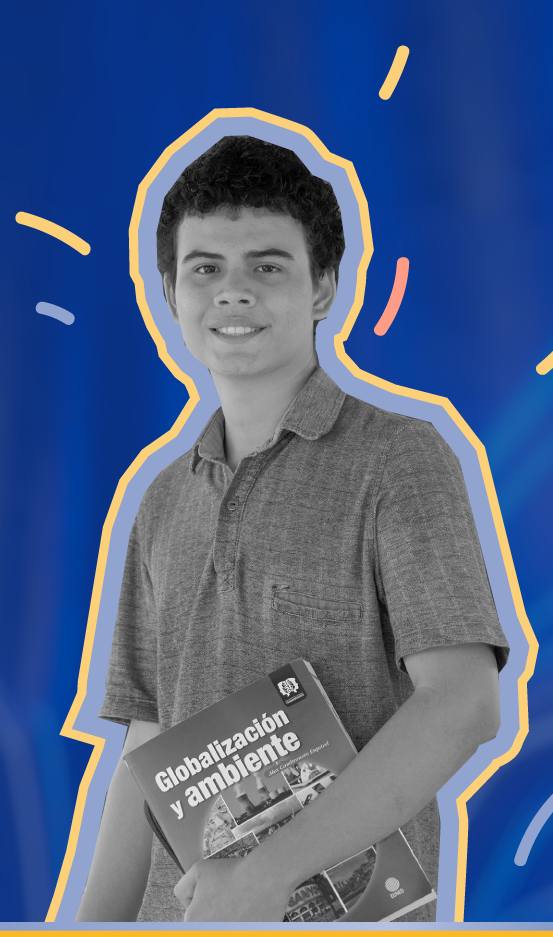 Joven estudiante sonriente sosteniendo el libro 'Globalización y ambiente'